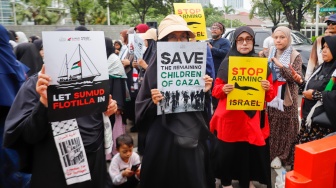Massa menggelar aksi bela Palestina di depan Kedutaan Besar Amerika Serikat, Jakarta, Jumat (19/9/2025). [Suara.com/Alfian Winanto]