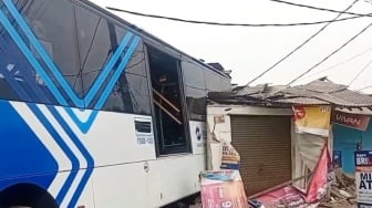 Detik-detik Mengerikan Transjakarta Hantam Deretan Kios di Jaktim: Sejumlah Pemotor Ikut Terseret!