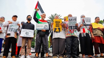 Massa menggelar aksi bela Palestina di depan Kedutaan Besar Amerika Serikat, Jakarta, Jumat (19/9/2025). [Suara.com/Alfian Winanto]