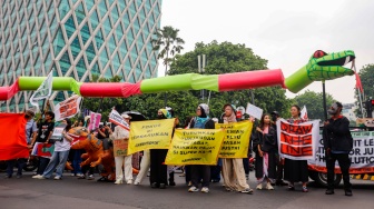 Aktivis dari berbagai organisasi melakukan aksi Draw the Line dengan cara long march dari terowongan Kendal menuju Monas, Jakarta, Jumat (19/9/2025). [Suara.com/Alfian Winanto]