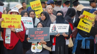 Massa menggelar aksi bela Palestina di depan Kedutaan Besar Amerika Serikat, Jakarta, Jumat (19/9/2025). [Suara.com/Alfian Winanto]