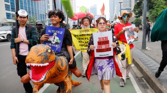 Aktivis dari berbagai organisasi melakukan aksi Draw the Line dengan cara long march dari terowongan Kendal menuju Monas, Jakarta, Jumat (19/9/2025). [Suara.com/Alfian Winanto]