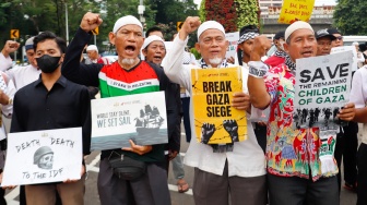Massa menggelar aksi bela Palestina di depan Kedutaan Besar Amerika Serikat, Jakarta, Jumat (19/9/2025). [Suara.com/Alfian Winanto]