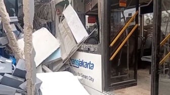 Bus Transjakarta Pagi-pagi Buta Tabrak 4 Ruko di Cakung Jaktim, Banyak Korban!