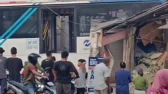Ngeri! Bus Transjakarta Hantam Bangunan di Cakung, Penumpang dan Warga Terluka