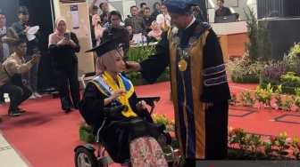 Ciptakan Aplikasi untuk Petani, Kisah Haru Eprisa: Lulus Cumlaude dari UMP