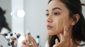 Tips Memilih Foundation Sesuai Warna Kulit, Ini 5 Rekomendasi Terbaiknya