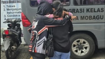 Isak Tangis di Kantor Imigrasi, Janji Pilu Ibu WNA Filipina pada Anaknya Usai 19 Tahun di Sulut