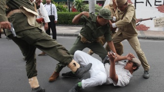 Sejumlah pemain mementaskan drama teatrikal kolosal berjudul Surabaya Merah Putih di Hotel Majapahit, Surabaya, Jawa Timur, Minggu (21/9/2025). [ANTARA FOTO/Didik Suhartono/bar]