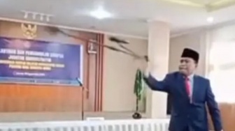 Siapa Zamroni Aziz? Kepala Kanwil Kemenag NTB, Viral Lempar Gagang Mikrofon Saat Lantik Pejabat!