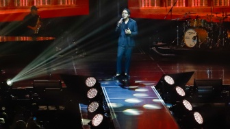 Penyanyi Bilal Indrajaya tampil pada pertunjukan musik yang bertajuk "Miliaran Cinta Yovie Widianto, Andi Rianto Berkonser" di Jakarta International Convention Center, Jakarta, Minggu (21/9/2025). [Suara.com/Alfian Winanto]