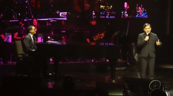 Komposer Andi Rianto {kiri) dan Yovie Widianto (kanan) tampil pada pertunjukan musik yang bertajuk "Miliaran Cinta Yovie Widianto, Andi Rianto Berkonser" di Jakarta International Convention Center, Jakarta, Minggu (21/9/2025). [Suara.com/Alfian Winanto]