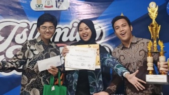 Tim TONUZA MAN 1 Yogyakarta Raih Juara 1 Debat Islamic Banking Festival