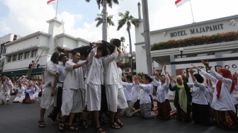 Sejumlah pemain mementaskan drama teatrikal kolosal berjudul Surabaya Merah Putih di Hotel Majapahit, Surabaya, Jawa Timur, Minggu (21/9/2025). [ANTARA FOTO/Didik Suhartono/bar]