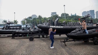 Pengunjung melihat kendaraan tempur TNI saat pameran alat utama sistem senjata (alutsista) TNI Fair di Monas, Jakarta, Minggu (21/9/2025). [Suara.com/Alfian Winanto]
