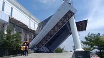 Tragedi Minggu Pagi, Atap Gedung Rp120 Miliar KPT Brebes Ambruk, Warga dan Pekerja Jadi Korban