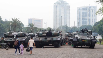 Pengunjung melihat kendaraan tempur TNI saat pameran alat utama sistem senjata (alutsista) TNI Fair di Monas, Jakarta, Minggu (21/9/2025). [Suara.com/Alfian Winanto]
