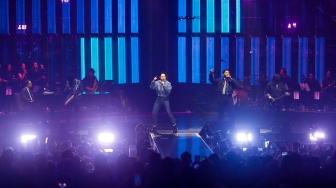 Komposer Andi Rianto (kiri) tampil bersama grup musik Yovie & Nuno pada pertunjukan musik yang bertajuk "Miliaran Cinta Yovie Widianto, Andi Rianto Berkonser" di Jakarta International Convention Center, Jakarta, Minggu (21/9/2025). [Suara.com/Alfian Winanto]