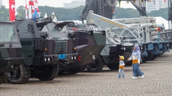Pengunjung melihat kendaraan tempur TNI saat pameran alat utama sistem senjata (alutsista) TNI Fair di Monas, Jakarta, Minggu (21/9/2025). [Suara.com/Alfian Winanto]
