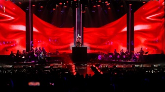 Penyanyi Shabrina Leanor tampil pada pertunjukan musik yang bertajuk "Miliaran Cinta Yovie Widianto, Andi Rianto Berkonser" di Jakarta International Convention Center, Jakarta, Minggu (21/9/2025). [Suara.com/Alfian Winanto]