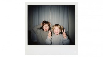 Prompt Gemini AI untuk Edit Foto Masa Kecil Bareng Pacar, Hasil Realistis dan Lucu