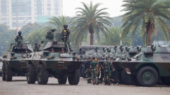 Prajurit TNI membawa kendaraan tempur TNI saat pameran alat utama sistem senjata (alutsista) TNI Fair di Monas, Jakarta, Minggu (21/9/2025). [Suara.com/Alfian Winanto]
