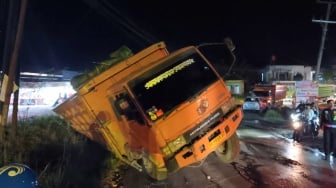 Detik-Detik Maut di Pringsewu: Truk Fuso Mundur Tabrak Pasutri, Satu Nyawa Melayang