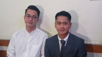 Sebulan Lebih Tak Bertemu Anak, Eza Gionino Berdoa di Pengadilan