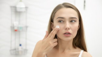 7 Cara Memakai Moisturizer dengan Benar agar Kulit Lembap dan Glowing