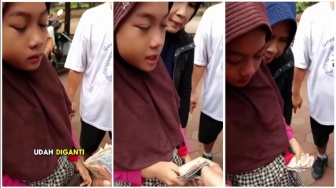 Tangis Bocah Penjual Cilok usai Ditipu Berubah Haru saat Warga Patungan Ganti Kerugian