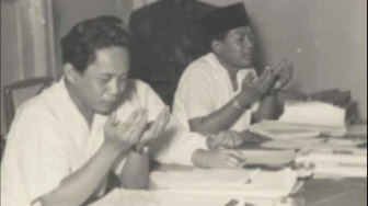 Ketika DN Aidit dan Petinggi PKI Khusyuk Berdoa...