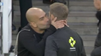 Momen Pep Guardiola Nyaris Cium Wasit di Laga Arsenal vs Man City