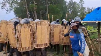Pekerja Toba Pulp Lestari Serbu Warga Adat: Anak Disabilitas Dipukul, Rumah dan Posko Dibakar!