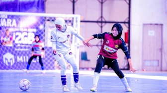 Bukan Cuma Cowok, Cewek Juga Bisa Jago di Lapangan Futsal!