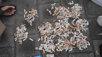 Hampir 27 Ribu Puntung Rokok Dikumpulkan di Pantai Sanur Dalam Sejam, Jadi Alarm Lingkungan