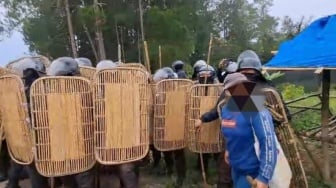 Mahasiswi IPB Jadi Korban Pengeroyokan Brutal Sekuriti PT TPL, Jaket Almamater Hangus Dibakar