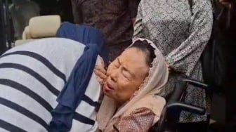 Tangis Sinta Nuriyah Pecah di Polda Metro, Peluk Erat Ibunda Delpedro: Mereka Penerus Bangsa