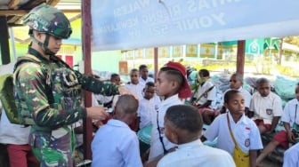 Bukan Hanya Perang! Satgas TNI Mahir Cukur Rambut Pelajar di Pedalaman Papua