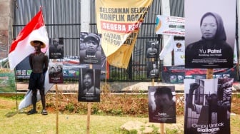 Massa yang tergabung dalam Konsorsium Pembaruan Agraria (KPA) saat menggelar aksi unjuk rasa memperingati Hari Tani Nasional di depan Gedung DPR RI, Jakarta, Rabu (24/9/2025). [Suara.com/Alfian Winanto]