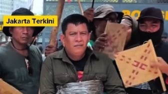 Pendemo Hari Tani Nasional di Jakarta Rela Setengah Badan Dicor: Badan Hancur, Suaramu Tak Didengar!