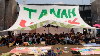 Massa yang tergabung dalam Konsorsium Pembaruan Agraria (KPA) saat menggelar aksi unjuk rasa memperingati Hari Tani Nasional di depan Gedung DPR RI, Jakarta, Rabu (24/9/2025). [Suara.com/Alfian Winanto]