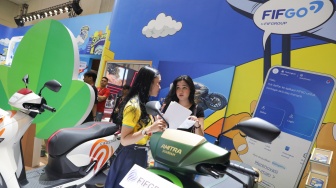 Suasana aktivitas booth FIFGroup di Pameran Indonesia Motorcycle Show (IMOS) 2025 di ICE BSD, Tangerang, Banten, Rabu (24/9/2025). [Suara.com/Alfian Winanto]