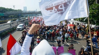 Massa yang tergabung dalam Konsorsium Pembaruan Agraria (KPA) saat menggelar aksi unjuk rasa memperingati Hari Tani Nasional di depan Gedung DPR RI, Jakarta, Rabu (24/9/2025). [Suara.com/Alfian Winanto]