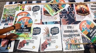 Massa yang tergabung dalam Konsorsium Pembaruan Agraria (KPA) saat menggelar aksi unjuk rasa memperingati Hari Tani Nasional di depan Gedung DPR RI, Jakarta, Rabu (24/9/2025). [Suara.com/Alfian Winanto]