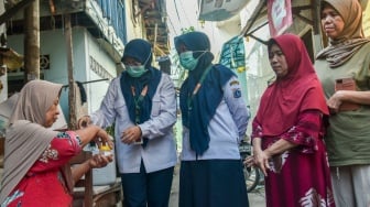 Warga mengikuti skrining untuk mendeteksi penyakit tuberkulosis (TBC) di Petojo Selatan, Jakarta Pusat, Rabu (24/9/2025).[ANTARA FOTO/Fakhri Hermansyah/nym]