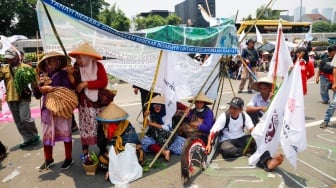 Massa yang tergabung dalam Konsorsium Pembaruan Agraria (KPA) saat menggelar aksi unjuk rasa memperingati Hari Tani Nasional di depan Gedung DPR RI, Jakarta, Rabu (24/9/2025). [Suara.com/Alfian Winanto]