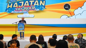 CEO FIFGroup, Siswadi memberikan sambutan saat membuka booth FIFGroup di Pameran Indonesia Motorcycle Show (IMOS) 2025 di ICE BSD, Tangerang, Banten, Rabu (24/9/2025). [Suara.com/Alfian Winanto]