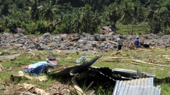 Warga membersihkan lokasi bekas terjadinya banjir bandang di Kabupaten Nagekeo, Nusa Tenggara Timur, Rabu (24/9/2025). [ANTARA FOTO/Mega Tokan/sgd/tom]