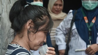 Warga memberi sampel dahak saat skrining deteksi penyakit tuberkulosis (TBC) di Petojo Selatan, Jakarta Pusat, Rabu (24/9/2025). [ANTARA FOTO/Fakhri Hermansyah/nym]