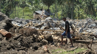 Warga melintas di lokasi bekas terjadinya banjir bandang Kabupaten Nagekeo, Nusa Tenggara Timur, Rabu (24/9/2025). [ANTARA FOTO/Mega Tokan/sgd/tom]